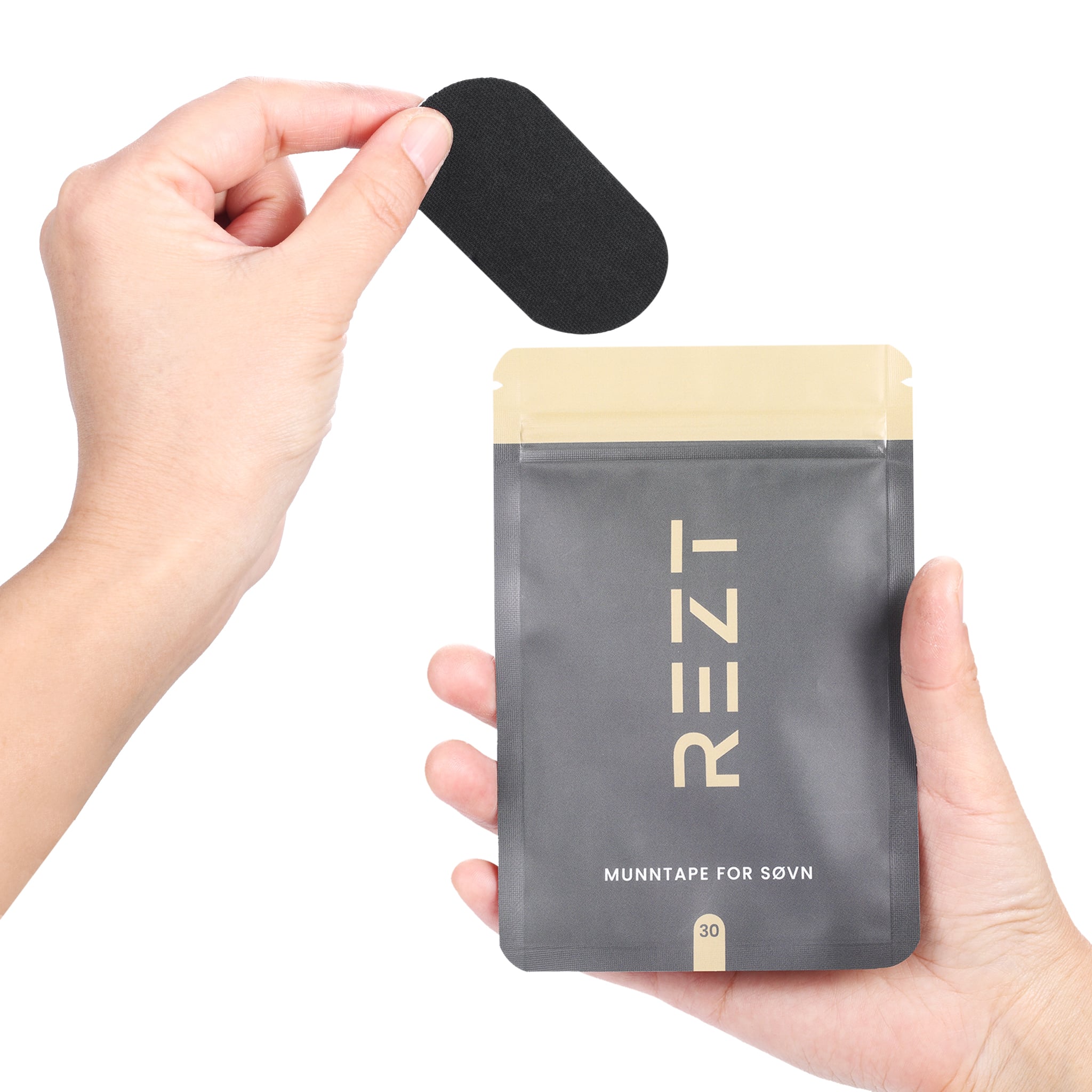 REZT muntejp - Hand som håller svart rand med grå och guld-färgad förpackning i bakgrunden.