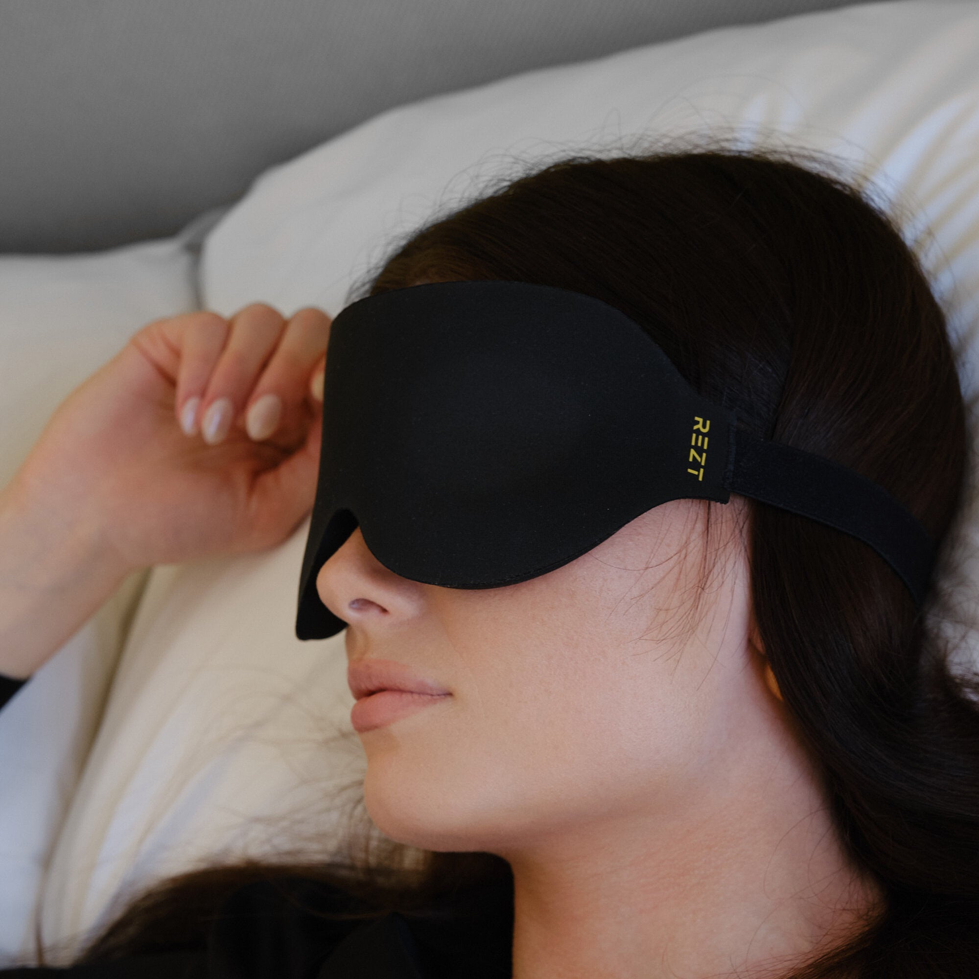 Svart Rezt sovmask på avslappnad kvinna - Perfekt för en god natts sömn